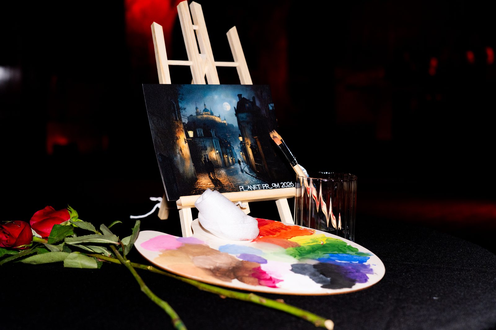 Live painter's easel centerpiece with roses
